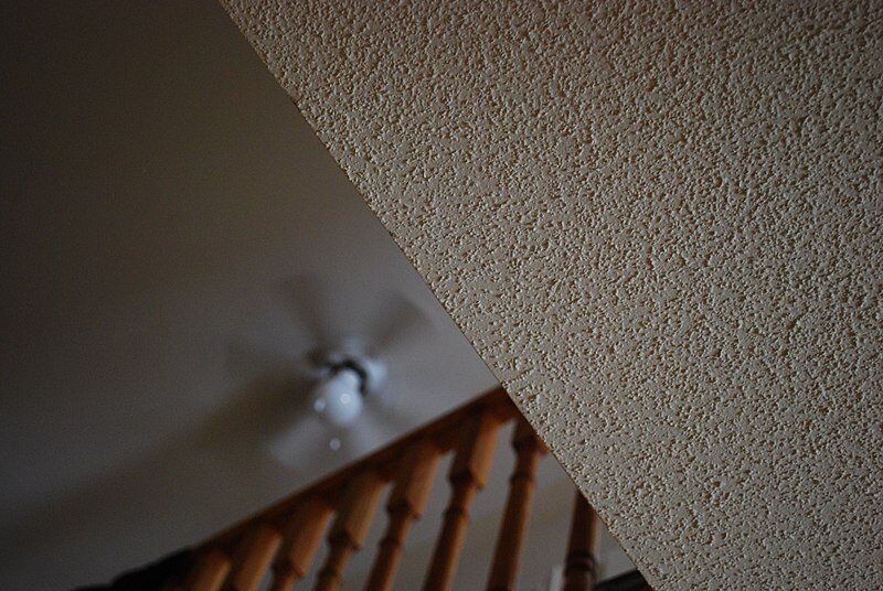 800px-Popcorn_ceiling_41085136835