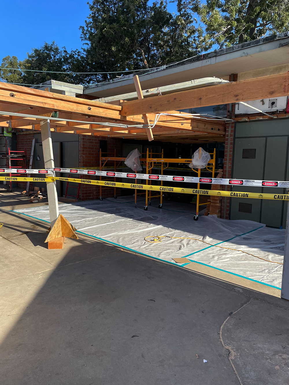 Active asbestos abatement work at Humboldt University